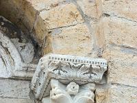 ND de la Mer ((IX et XII siècles)  Détail d'un des deux chapitaux