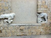 ND de la Mer ((IX et XII siècles)  Curieuses sculptures très dégradée sur la face Sud