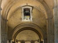 ND de la Mer ((IX et XII siècles)  Les historiens les plus contemporains situent la construction de l'église fortifiée pendant la deuxième moitié du XIIe siècle alors que d'autres datent la nef du XIe et la partie correspondant au chœur du IXe. en haut au centre,  la châsse contenant les reliques des Saintes Marie Jacobé, Marie Salomé. Sara, leur servante, à une statue dans la crypte. Elle est la sainte patronne des Gitans