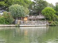 Camargue - Le Petit Rhône  Cabanon sur la rive gauche du Petit Rhône