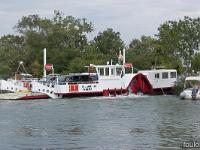 Camargue - Le Petit Rhône  Bac du sauvage permettant de traverser le Petit Rhône