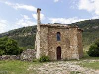 Chapelle Saint Cyrice (XI XIIe)  Entrèe de la chapelle. On voit au sol les vestiges de la calade de la place du village qui se trouvait ici