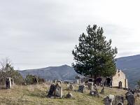Chapelle Saint Laurent (XIIe) - Barret sur Méouge  Le cimetière et au fond la chapelle que nous verrons en détail plus loin