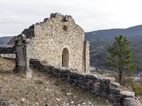 Chapelle Saint Laurent (XIIe) - Barret sur Méouge  Façade Sud de la chapelle qui comprends l'unique entrée ainsi qu'un oculus centré au dessus, lui même surmonté d'une petite croix