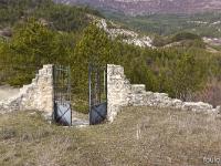 Chapelle Saint Laurent (XIIe) - Barret sur Méouge  Entrée du cimétière depuis l'intérieur