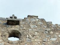 Chapelle Saint Laurent (XIIe) - Barret sur Méouge  La petite croix et l'oculus au dessus de la porte d'entrée