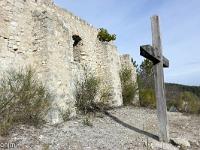 Chapelle Saint Laurent (XIIe) - Barret sur Méouge  Façade Est et croix de bois 3/3