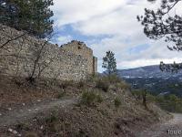 Chapelle Saint Laurent (XIIe) - Barret sur Méouge  Le mur de soutènement du cimetière et la chapelle