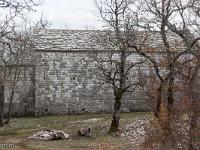 Chapelle Sainte Madeleine (XIIe)  La toiture est faite de lauze. On voit les trous de boulin qui servaient au maintien des échaffaudages de bois lors de sa construction vers 1180 (photo mars 2018)