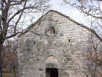 Chapelle Sainte Madeleine (XIIe)  L'entrée de la chapelle avec son linteau de pierre surmonté d'un arc de décharge. Seul un occulus en partie haute à l'applomb de la porte, amène la lumière à l'intérieur (photo mars 2018)