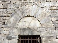 Chapelle Sainte Madeleine (XIIe)  Vue sur l'unique entrée (photo mars 2018)
