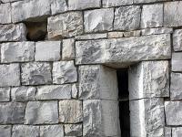 Chapelle Sainte Madeleine (XIIe)  Ouverture en meurtrière à l'Est (photo mars 2018)