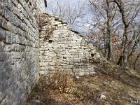 Chapelle Sainte Madeleine (XIIe)  Ici se trouvait la cellule d'hermitage dont il ne reste que ce muret accolé à la chapelle à l'Ouest (photo mars 2018)