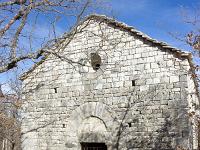 Chapelle Sainte Madeleine (XIIe)  L'entrée de la chapelle avec son linteau de pierre surmonté d'un arc de décharge. Seul un occulus en partie haute à l'applomb de la porte, amène la lumière à l'intérieur (photo janvier 2021)