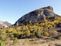 Chapelle de Dromon - Saint Geniez  La chapelle de Dromon et le rocher du même nom
