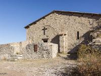 Chapelle de Dromon - Saint Geniez  Devant, une terrasse, vestiges de la chapelle d'origine, plus grande donc. On voit effectivement sur la façade une ouverture en arc murée sous laquelle se trouve aujourd'hui l'unique accès à la chapelle