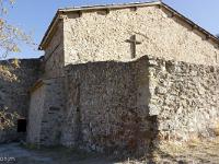Chapelle de Dromon - Saint Geniez  Rendons nous maintenant vers l'arrière de la chapelle. Ici la partie Nord de l'édifice. Au fond, se trouvait l'avant-crypte aujourd'hui disparue