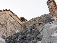 Chapelle de Dromon - Saint Geniez  Nous voici à l'Est de la chapelle. Ici une partie ruinée dans laquelle se trouve un bâti carré