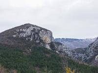 Chapelle Saint-Pons - XIIe  Vue sur Sumiou. La chapelle se trouve sur un replat de la falaise au dessus de la partie orangée