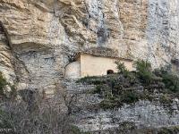 Chapelle Saint-Pons - XIIe  Zoom sur la chapelle et le petit pont sur la gauche, qui permet d'y accèder