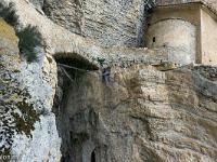 Chapelle Saint-Pons - XIIe  Vue sur le pont et l'abside en cul-de-four de la chapelle