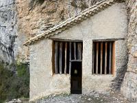 Chapelle Saint-Pons - XIIe  Pignon et entrée Ouest de la chapelle