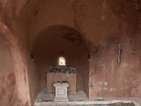 Chapelle Saint-Pons - XIIe  Nous voici à l'intérieur. Au fond, l'abside en cul-de-four et son autel