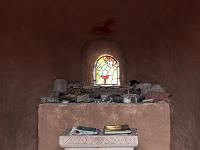 Chapelle Saint-Pons - XIIe  L'autel. Au centre de l'abside, se trouve une petite ouverture en arc ou un vitrail assez récent à été placé