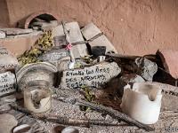 Chapelle Saint-Pons - XIIe  On y trouve aussi des bougies ainsi qu'une petite croix réalisée avec deux bouts de bois liés entre eux