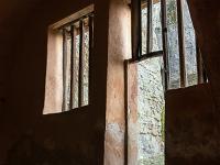 Chapelle Saint-Pons - XIIe  L'entrée Ouest et ses ouvertures ajourées garnies de bardages