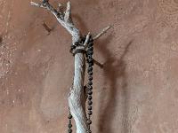 Chapelle Saint-Pons - XIIe  Sur le mur Est à droite de l'autel se trouve un morceau de bois sur lequel est accroché un grand chapelet de bois laissé par un visiteur