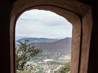 Chapelle Saint-Pons - XIIe  Le paysage au travers de l'entrée Nord