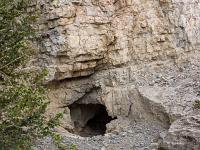 Chapelle Saint-Pons - XIIe  La grotte qui aurait été le refuge de l'hermite Saint Pons. Voir les détails et les légendes qui y sont rattachées dans les explications en début de galerie