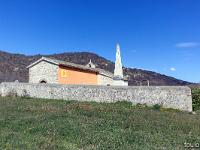 Chapelle Saint Christol commune de Mirabeau  Vue sur la chapelle, l'obelix dit du choléra et le mur d'enceinte derrière lequel se trouve le petit cimetière