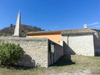 Chapelle Saint Christol commune de Mirabeau  Les murs d'enceinte (Sud et Est). Cette chapelle est une petite merveille de simplicité et de quiètude