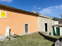 Chapelle Saint Christol commune de Mirabeau  Entrons donc ! Ici tout est ouvert et sans aucunes dégradations