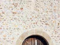 Chapelle Saint Christol commune de Mirabeau  La porte principale de la chapelle à l'Ouest