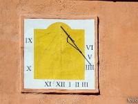 Chapelle Saint Christol commune de Mirabeau  Détail du cadran solaire sur la façade Sud