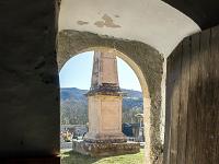 Chapelle Saint Christol commune de Mirabeau  Vue sur l'extérieur depuis la porte latérale au Sud