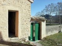 Chapelle Saint Christol commune de Mirabeau  Entrons dans la petite pièce