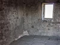 Chapelle Saint Christol commune de Mirabeau  Celle-ci est vide, propre et a le même dallage que celui de la chapelle. Elle possède une petite ouverture à l'Est