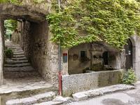 Châtillon En Diois - Drôme  Encore une fontaine sous la maison consulaire ...