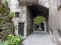 Châtillon En Diois - Drôme  Passage couvert en face de la maison consulaire que l'on voit en face ...