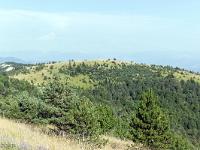 Sur les crêtes de Lure  Fin juillet 2024 - Au loin au centre, le caîrn 2000, cairn de plus de 2m de haut, fait par des randonneurs du monde entier venus commémorer le passage au 3ème millénaire ...