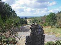 Croix  Bretagne - Ille-et-Vilaine  - Croix de Lucas. C'est une vieille croix en schiste rouge située dans les landes de Gurvant au dessus du versant sud du « Val sans Retour ». Elle est censée marquer l’endroit où se serait déroulée, en 876, une bataille opposant Gurvant et Pascweten, pour la couronne du regnum Breton. Le souvenir de cette bataille aurait donné son nom à la vallée de Gurvant ainsi qu’aux buttes de terre appelées Tombelles de Gurvant qui situeraient l’emplacement des sépultures.