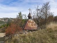Croix  St Geniez Lieu dit Chardavon - Croix sur une tombe recouverte de toles dans un petit cimetière protestant (Alpes de Ht Provence)
