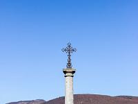 Croix  Dans le cimetière de Lardiers