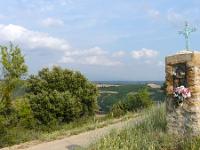 Croix  Petit oratoire sur le plateau de Puimichel (Alpes de Ht Provence)