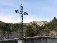 Croix  Croix devant le cimetière d'UBaye. Village immergé lors de la mise en eau du barrage de Serre-Ponçon en 1960. Ce cimetière n'est pas celui d'origine qui a été déplacé ici