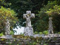 Croix  Bretagne - Finistère - Locronan - Croix sur un muret derrière l'église Saint-Ronan (XVe siècle)